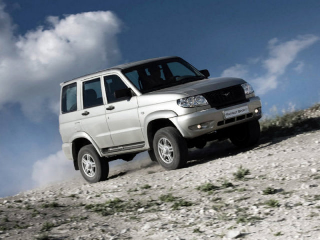 UAZ Patriot на гравийной дороге