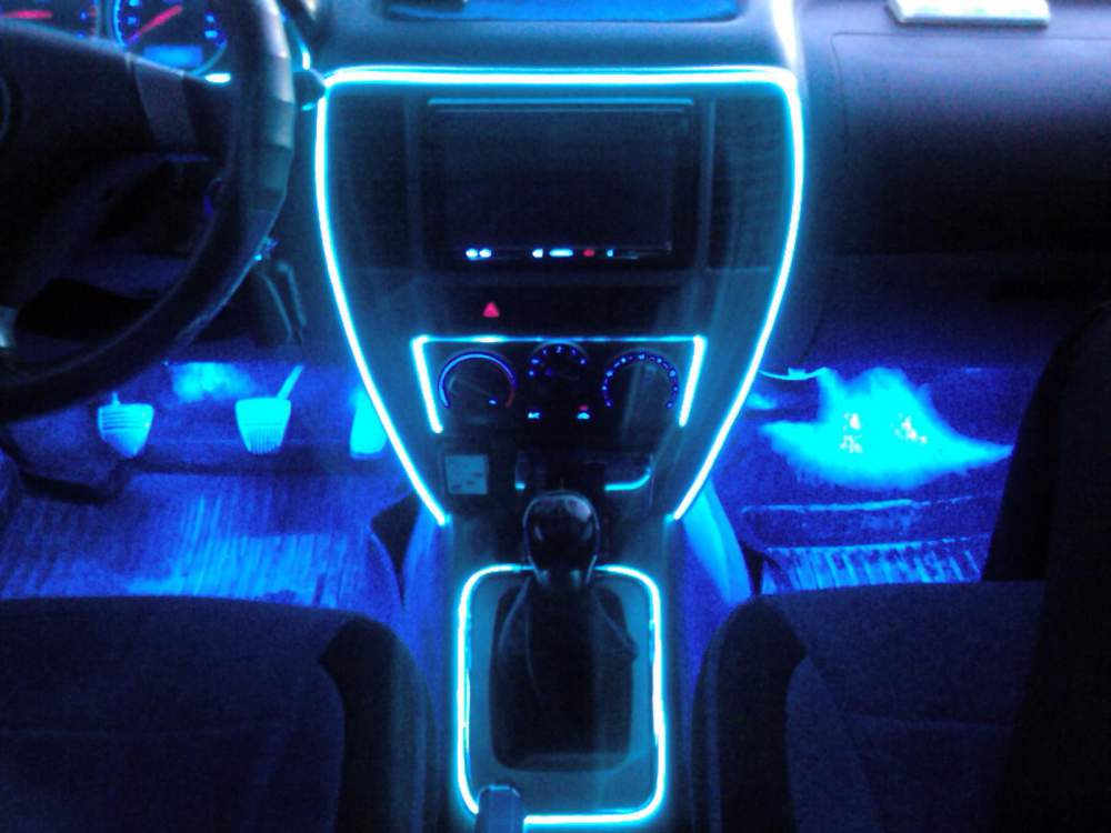 передняя часть салона автомобиля с подсветкой
