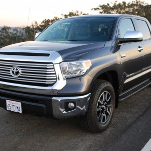 Мощный и массивный новый пикап Toyota Tundra 2015