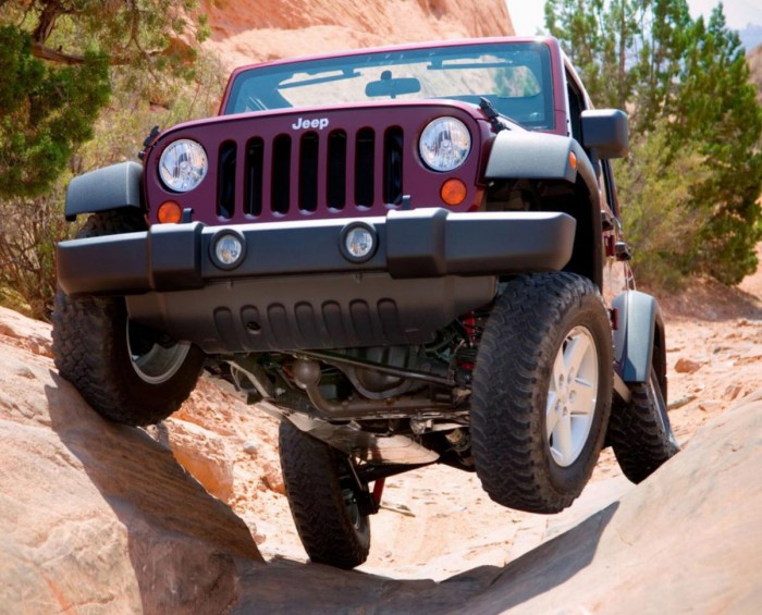 Jeep Wrangler едет по каменистой местности